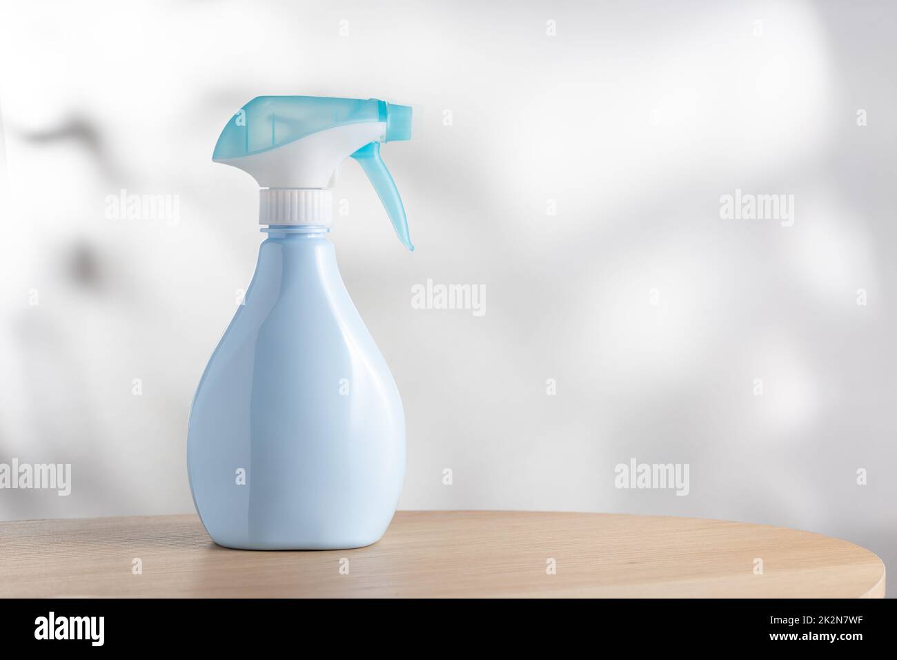 Flacone spray blu per deodorante per ambienti su sfondo semplice Foto Stock