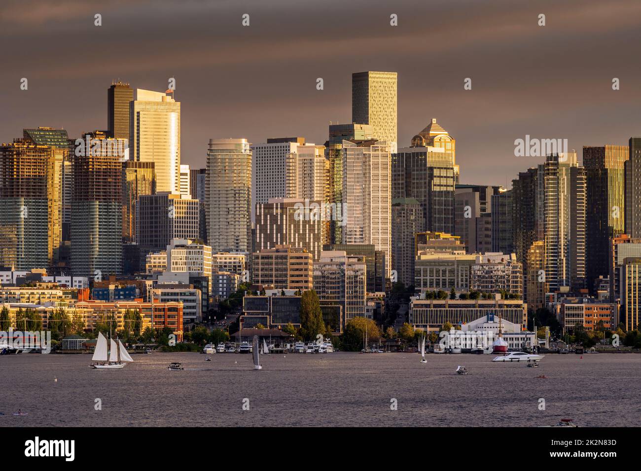 Vista panoramica del tramonto sul lago Union e sullo skyline del centro città, Seattle, Washington, Stati Uniti Foto Stock