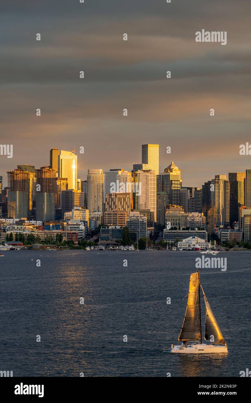 Vista panoramica del tramonto sul lago Union e sullo skyline del centro città, Seattle, Washington, Stati Uniti Foto Stock