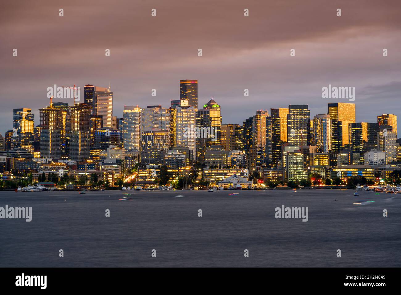 Vista panoramica del tramonto sul lago Union e sullo skyline del centro città, Seattle, Washington, Stati Uniti Foto Stock