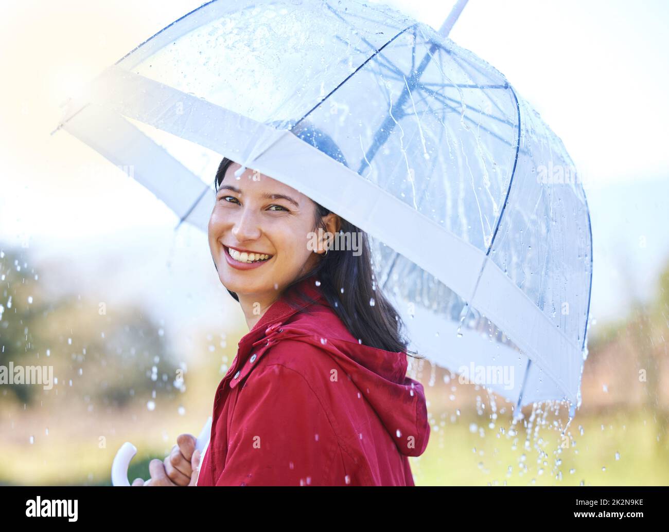 In piedi tenendo gli ombrelli freddi immagini e fotografie stock ad alta  risoluzione - Alamy