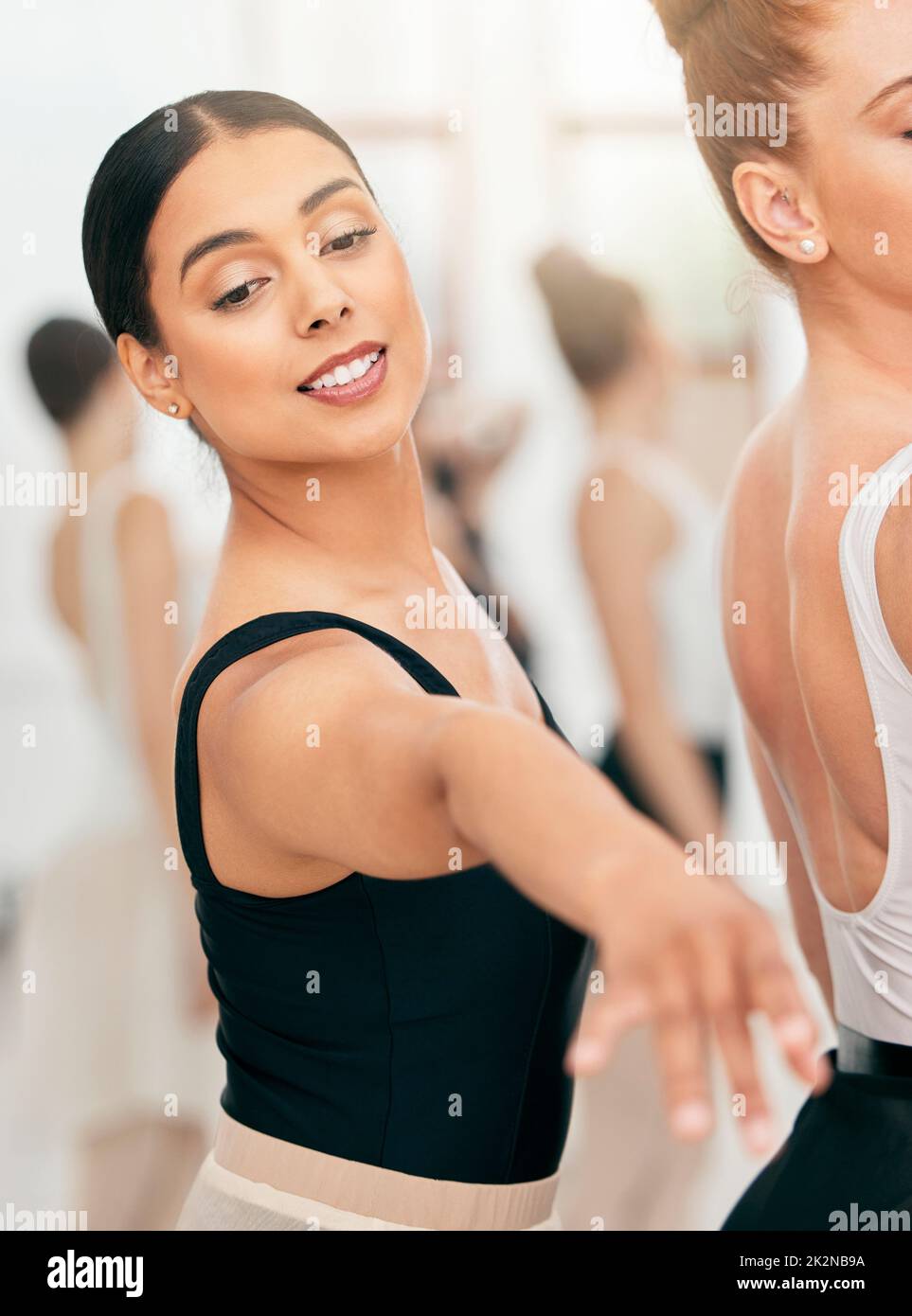 Allenamenti di donne, balletti o danza in studio per spettacoli teatrali, teatrali o di danza teatrale. Sorridete, studenti felici ed eleganti, ballerini o Foto Stock