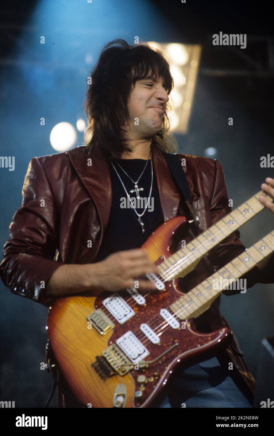 BON JOVI ; Richie Sambora ; playnig a double neck guitar ; live at Milton Keynes Bowl, UK ; 8 luglio 1995 ; Credit : Mel Longhurst / Performing Arts Images ; www.performingartsimages.com Foto Stock