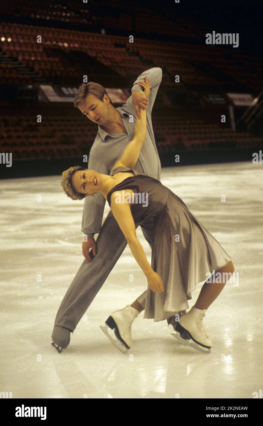 JAYNE TORVILL e CHRISTOPHER DEAN ; ballerini di ghiaccio britannici ed ex campioni britannici-, europei-, olimpici- e del mondo ; in prova per il loro tour di addio 'faccia la Musica' ; a Wembley Arena, Londra, Regno Unito ; 1995 ; Credit : Mel Longhurst / Performing Arts Images ; www.performingartsimages.com Foto Stock