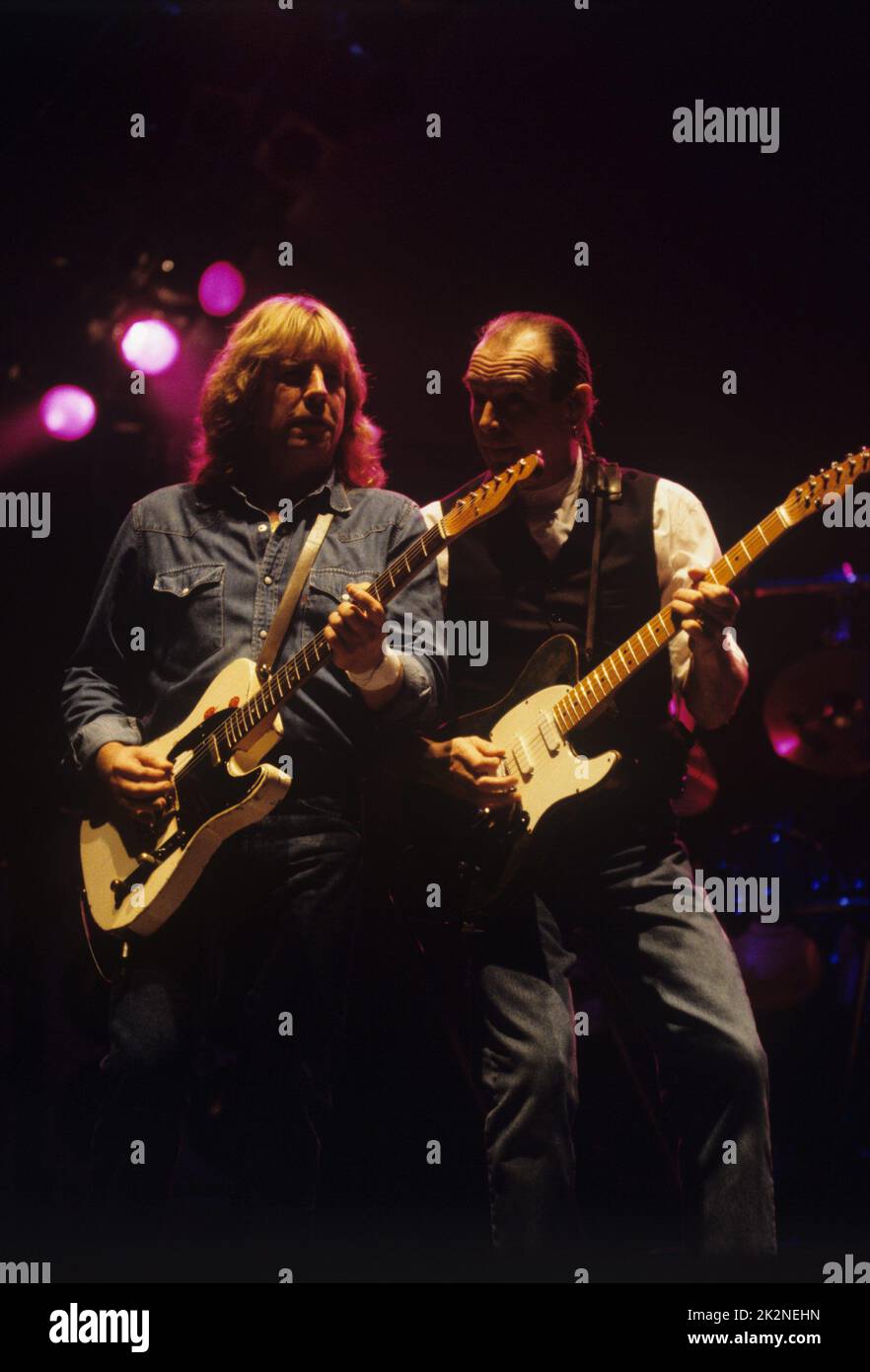 STATUS QUO ; Rick Parfitt ; Francis Rossi ; Live at Wembley Arena, London, UK ; December 1996 ; Credit : Mel Longhurst / Performing Arts Images ; www.performingartsimages.com Foto Stock