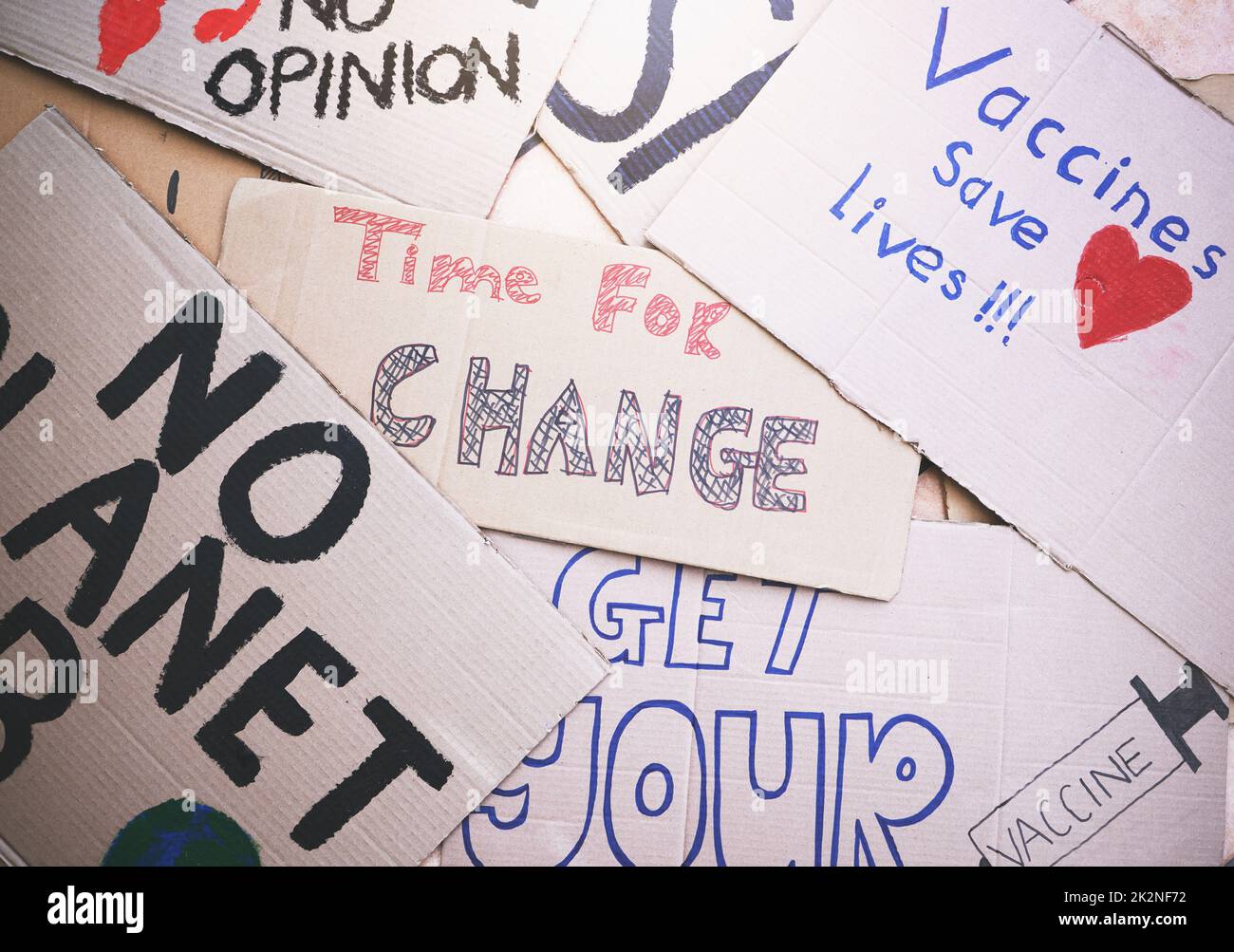 Covid, la protesta sanitaria e poster dei vaccini per la consapevolezza pandemica e la mentalità dell'opinione politica. Cartello di carta per la campagna di sicurezza del coronavirus per il pubblico Foto Stock