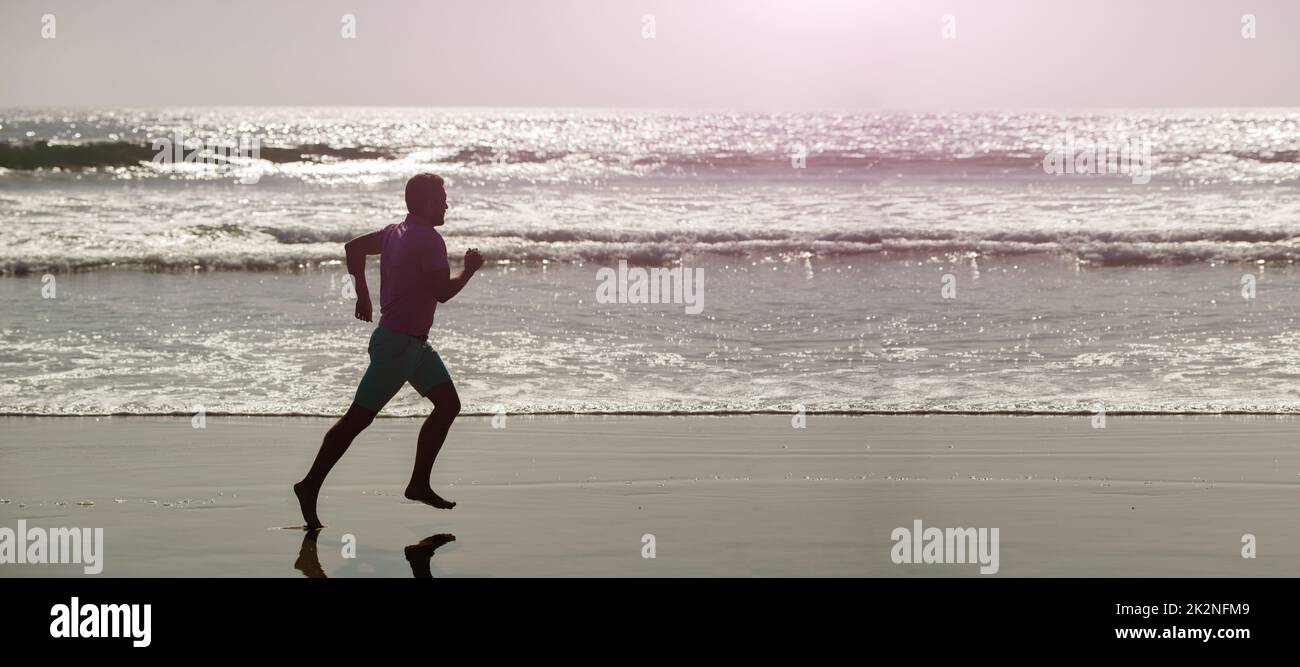 silhouette di sportivo uomo runner sprinting sulla spiaggia all'aperto, realizzazione. Uomo che corre e salta, banner con spazio copia. Foto Stock