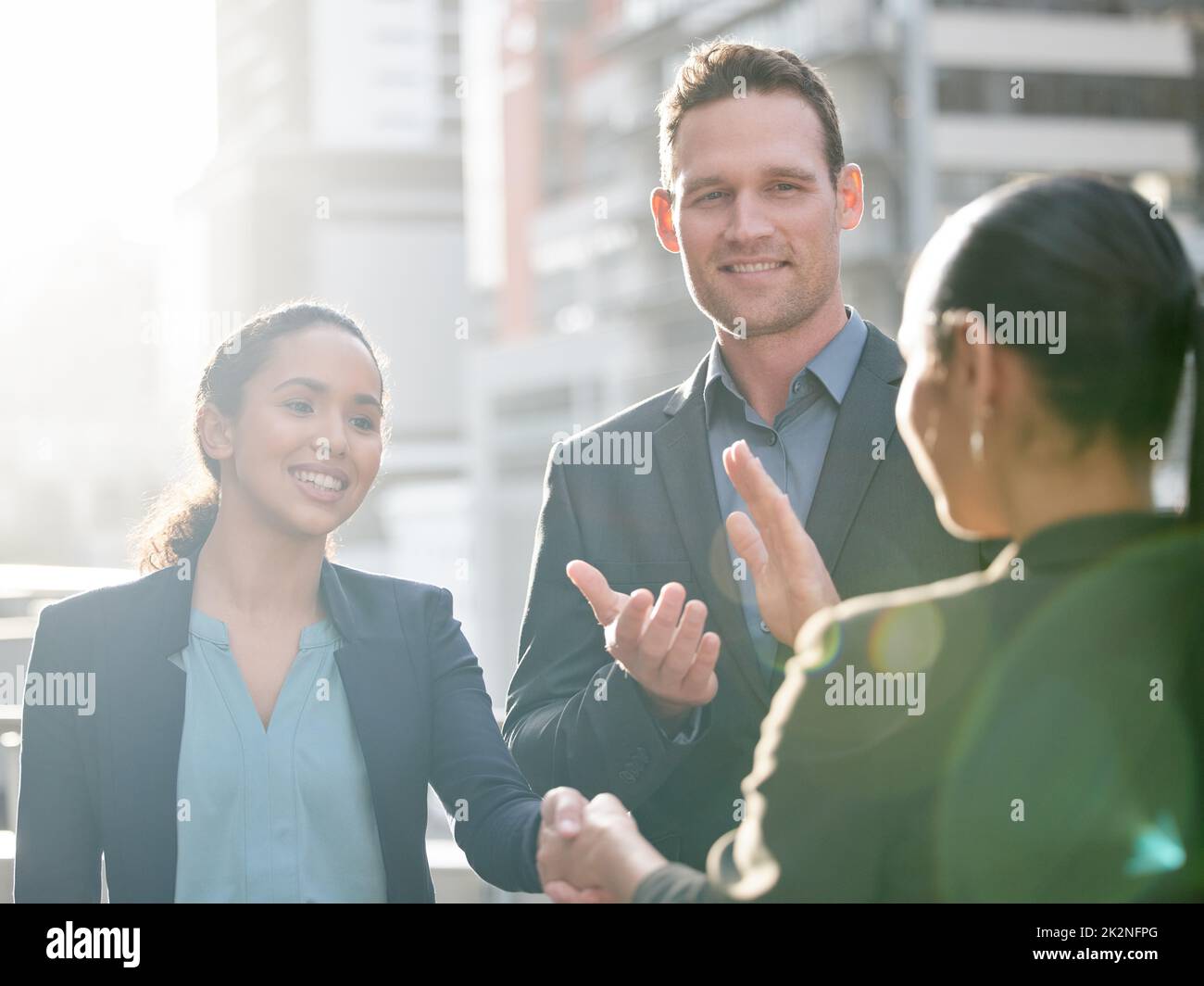 A volte avete solo bisogno di una persona che crede in voi. Colpo di due giovani donne d'affari che scuotono le mani contro uno sfondo cittadino. Foto Stock