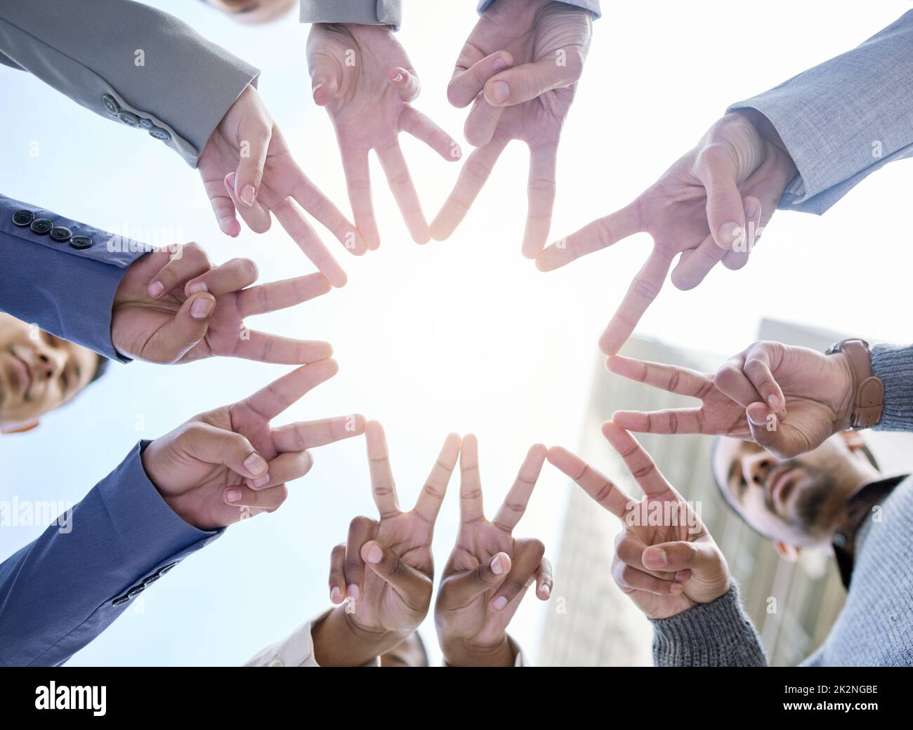 Splendente insieme. Colpo di un gruppo di uomini d'affari irriconoscibili che fanno una stella forma con le loro mani. Foto Stock