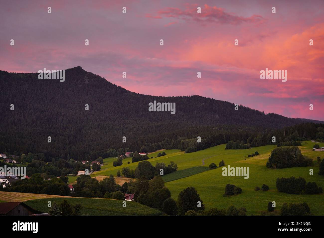 Bellissimo tramonto sul monte Osser vicino alla cittadina di Lam, Baviera. Foto Stock