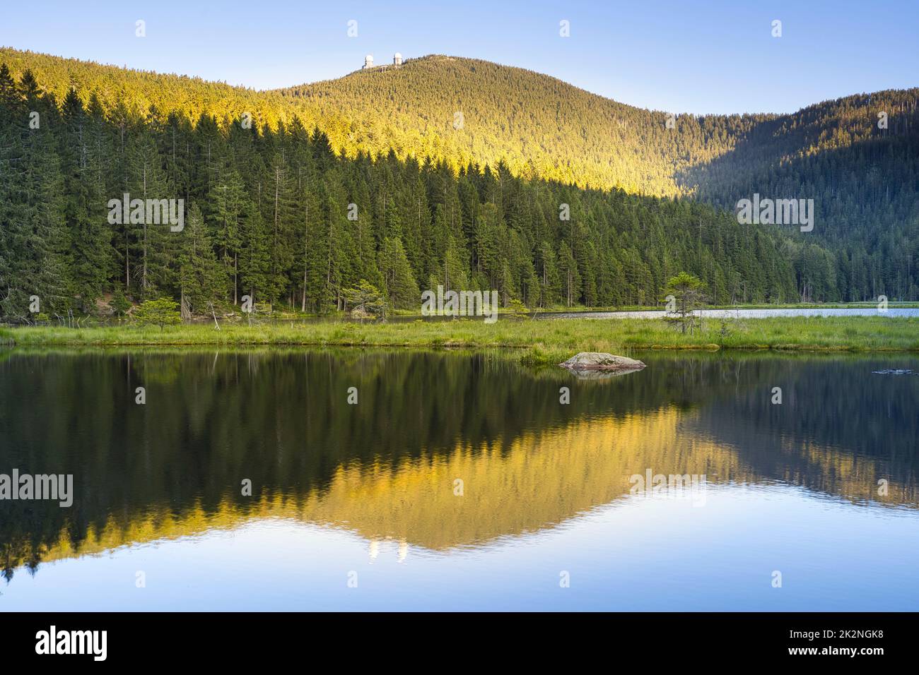 Bellissimo piccolo lago Arber nella foresta bavarese al tramonto. Vista sul monte GroÃŸer Arber. Foto Stock