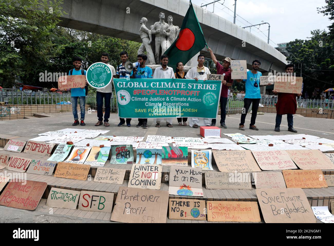 Dhaka, Bangladesh - 23 settembre 2022: Gli studenti del Bangladesh si radunano davanti alla scultura del Raju all'Università di Dhaka chiedendo protezione alla riviva Foto Stock