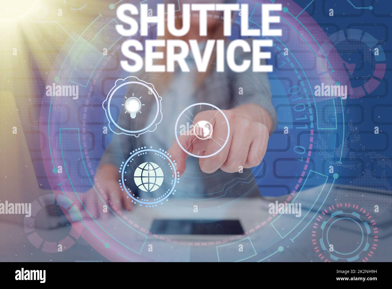 Didascalia di testo che presenta il servizio navetta. Veicoli vetrina come gli autobus viaggiano spesso tra due luoghi Lady in Suit il dito che punta rappresenta un pensiero innovativo globale. Foto Stock