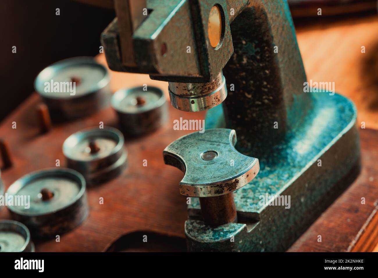 Primo piano su una vecchia pressa da banco vintage su un banco da lavoro Foto Stock