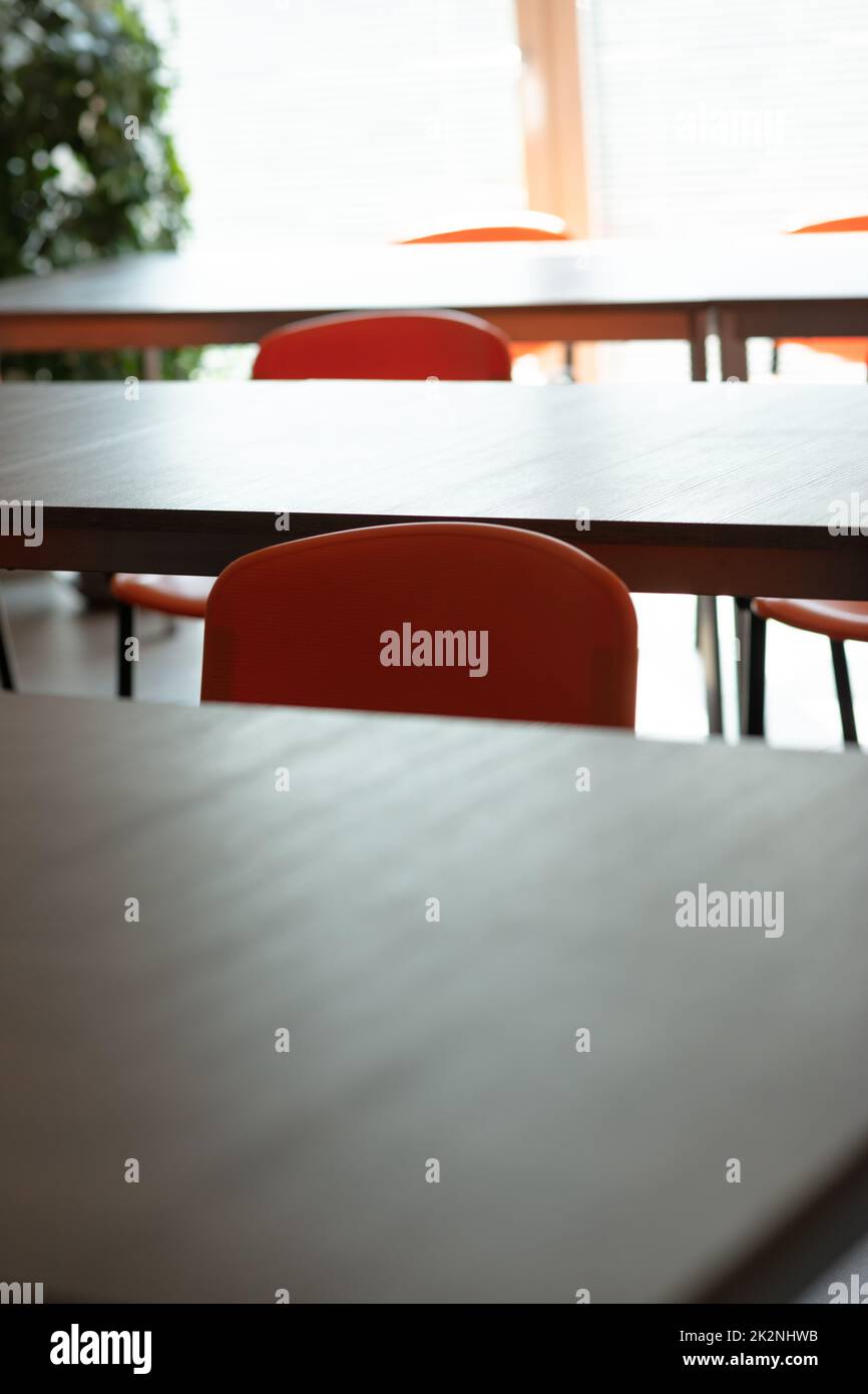 Sedie e tavoli vuoti nella sala conferenze dell'ufficio Foto Stock