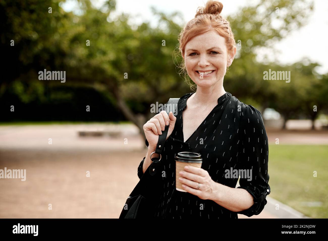 Una pausa caffè dà un impulso alla giornata. Ritratto di una donna d'affari sicura che si gode una pausa caffè in città. Foto Stock
