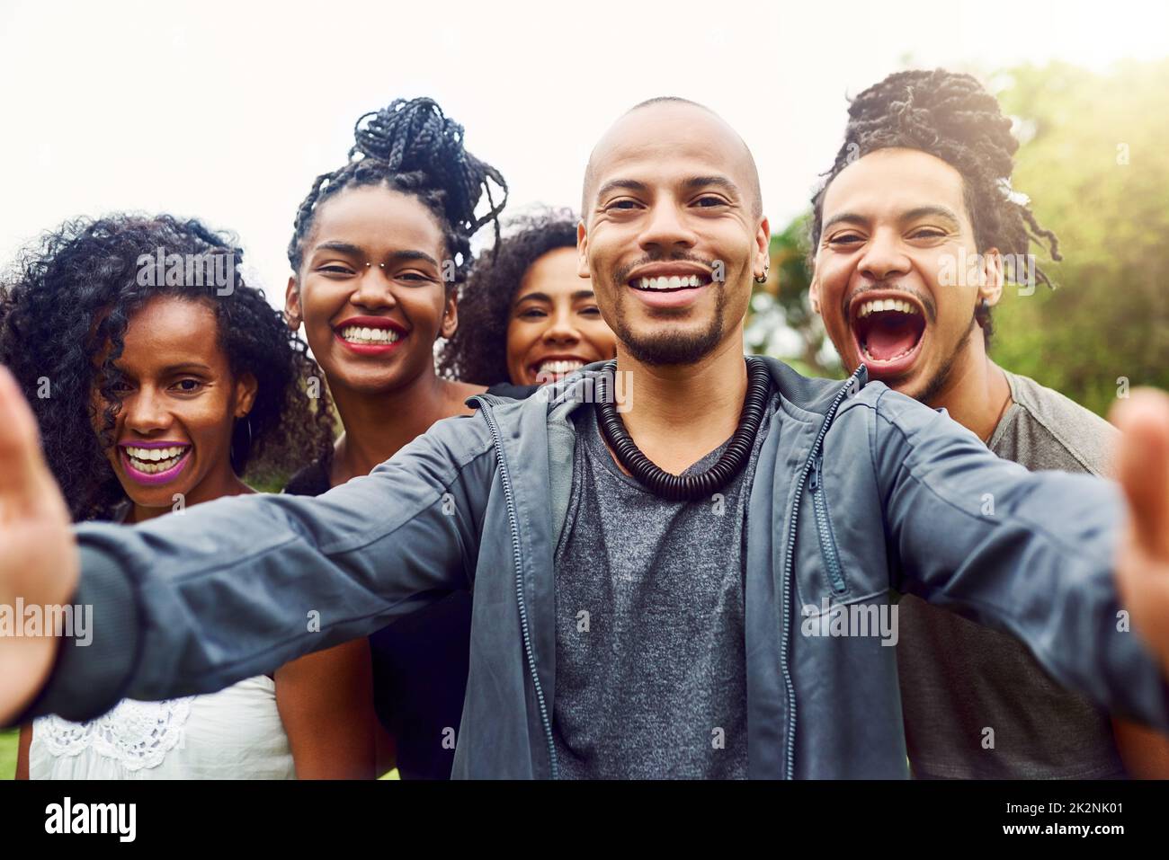 Amicizia amici insieme gruppo immagini e fotografie stock ad alta  risoluzione - Alamy