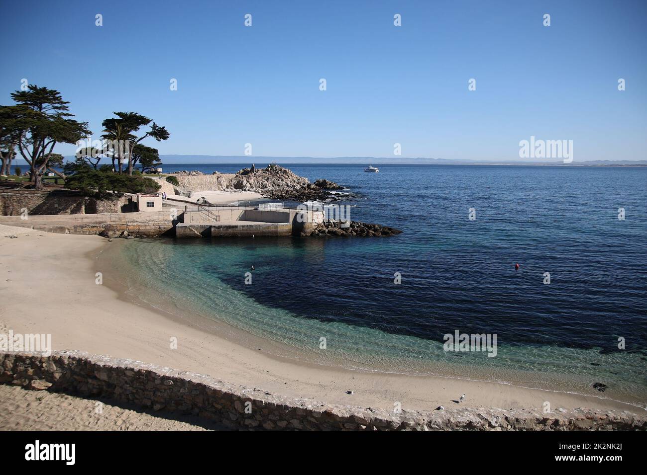 Una vista aerea della costa rocciosa di Pacific Grove in California Foto Stock