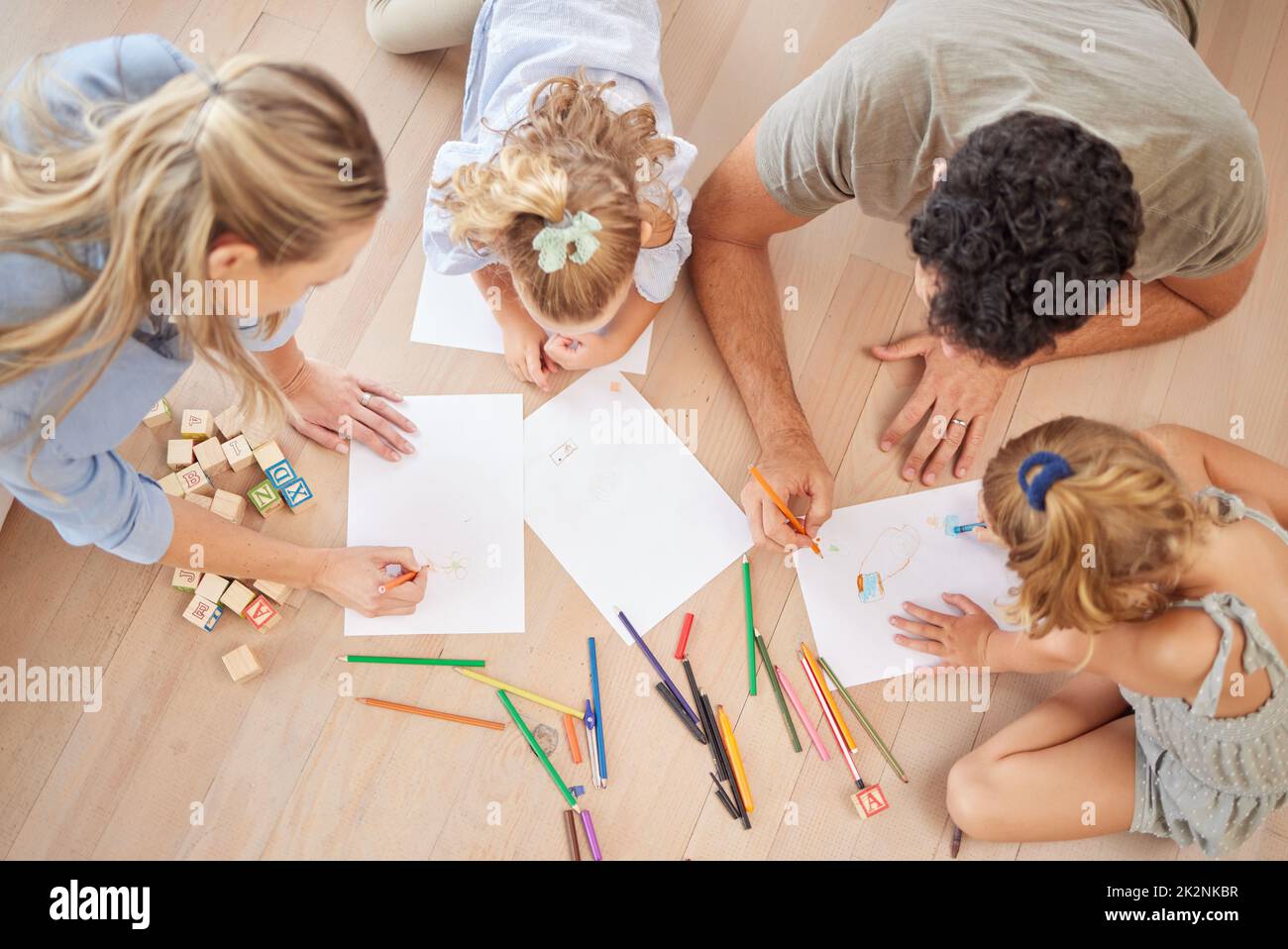 Famiglia con bambini creativi che disegnano su carta, scuola domestica e attività educative divertenti, apprendimento e progetto. Sopra dei genitori, i capretti doodle, colore Foto Stock