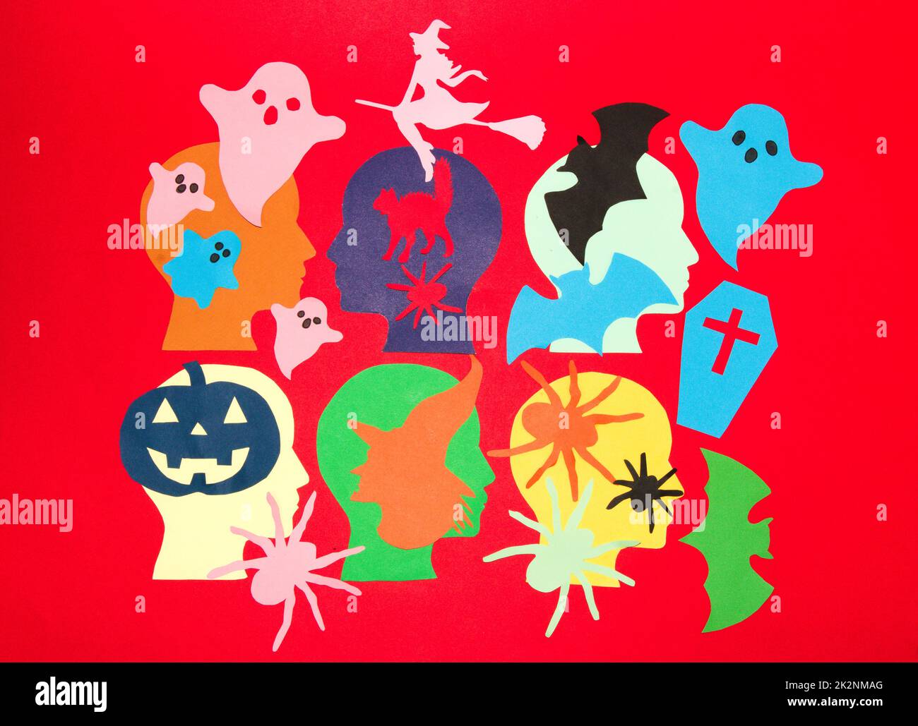 testa di carta con mostri di halloween, concetto creativo di halloween, carta artigianale Foto Stock