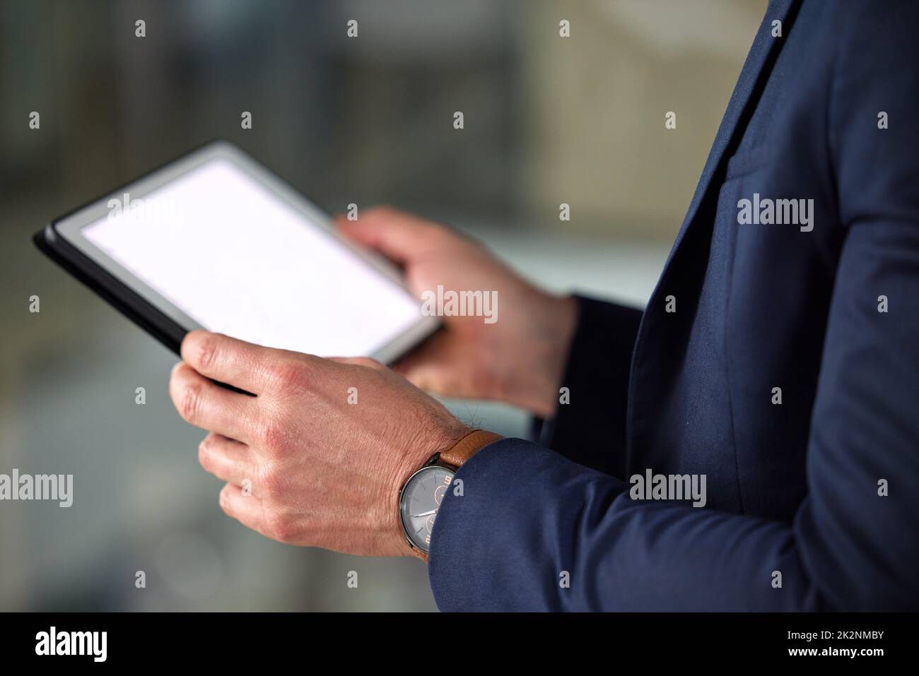 Tutto ciò che tocchiamo diventa nostro. Scatto ritagliato di un uomo irriconoscibile utilizzando un tablet digitale al lavoro. Foto Stock