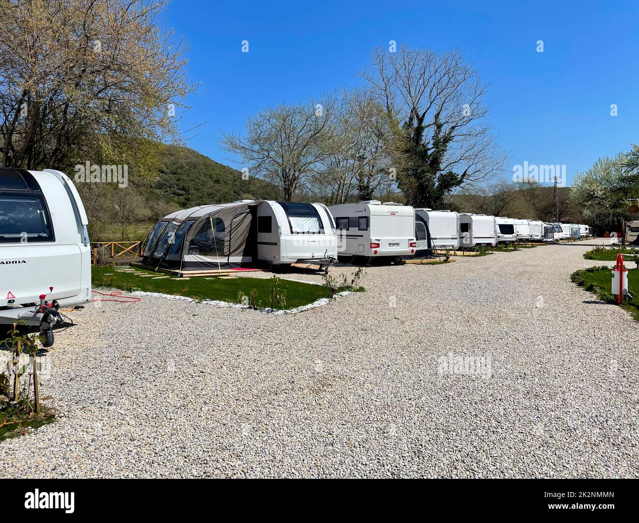Campeggio caravan con rimorchi di viaggio in fila. Riva, Istanbul, Turchia - 04 aprile 2022. Foto Stock