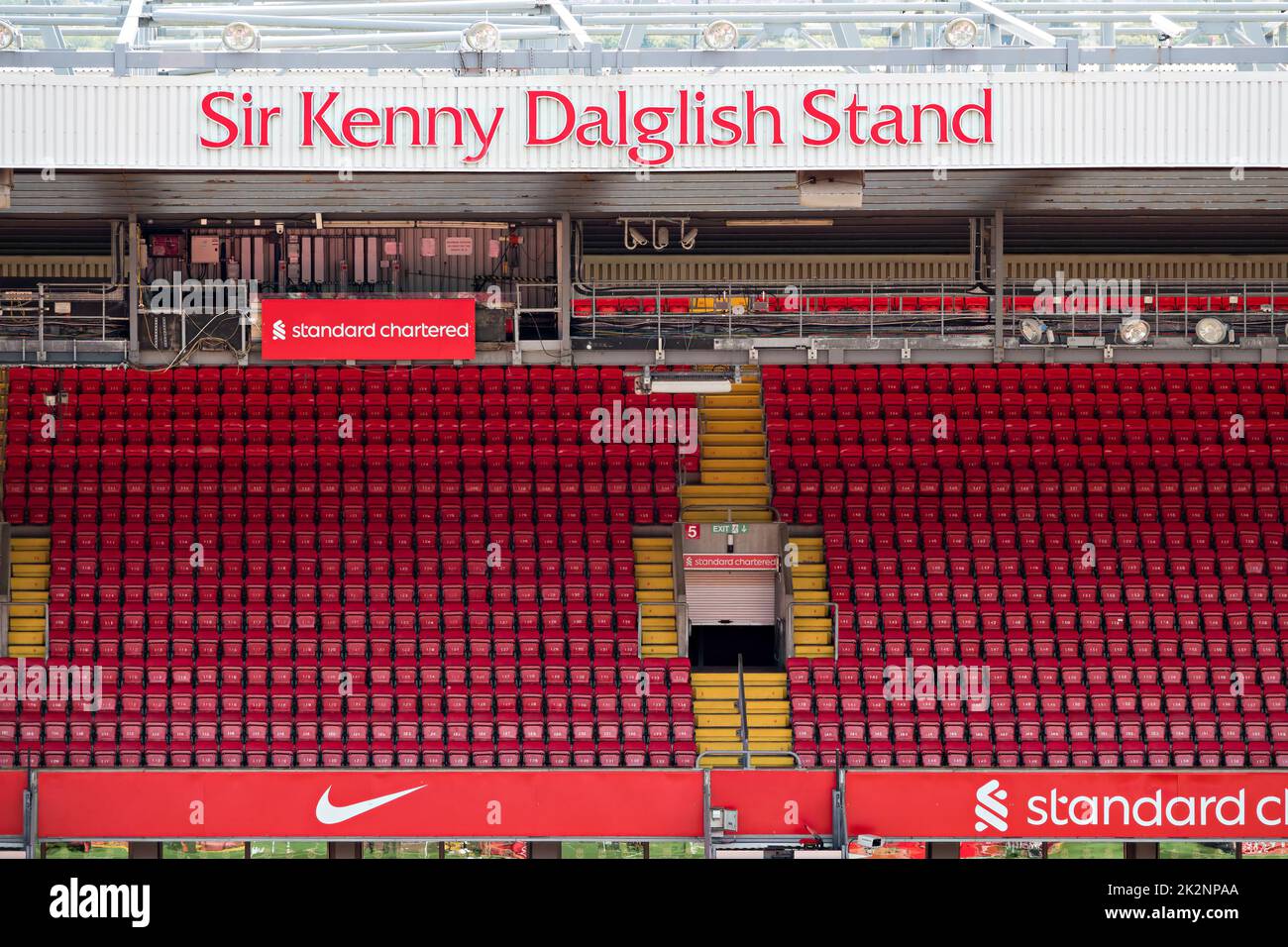 Fai crescere le luci sul campo di Anfield, sede del Liverpool Football Club, utilizzato per mantenere la superficie di gioco in condizioni incontaminate Foto Stock