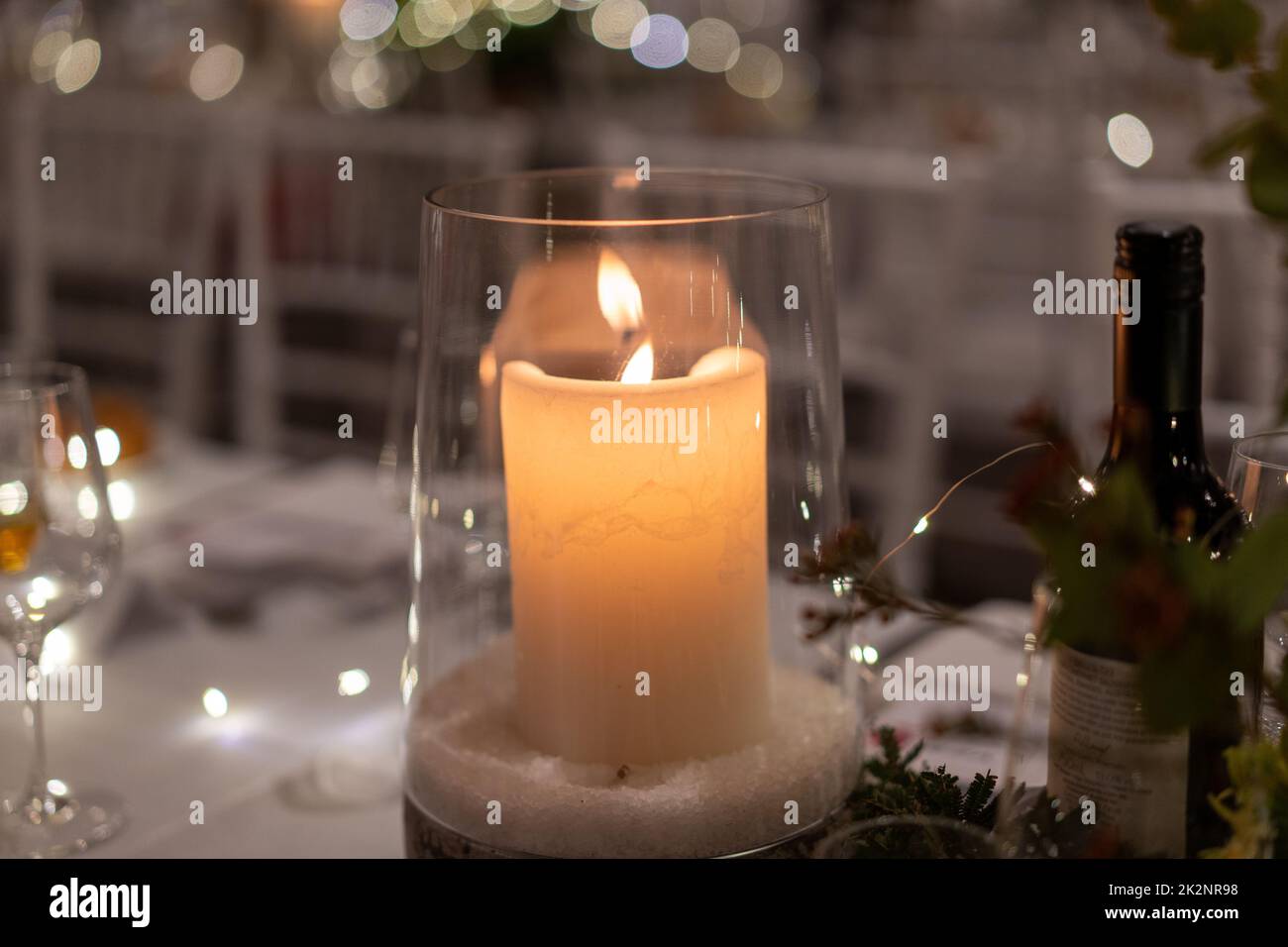 Un primo piano di una candela decorativa bruciante su un tavolo Foto Stock