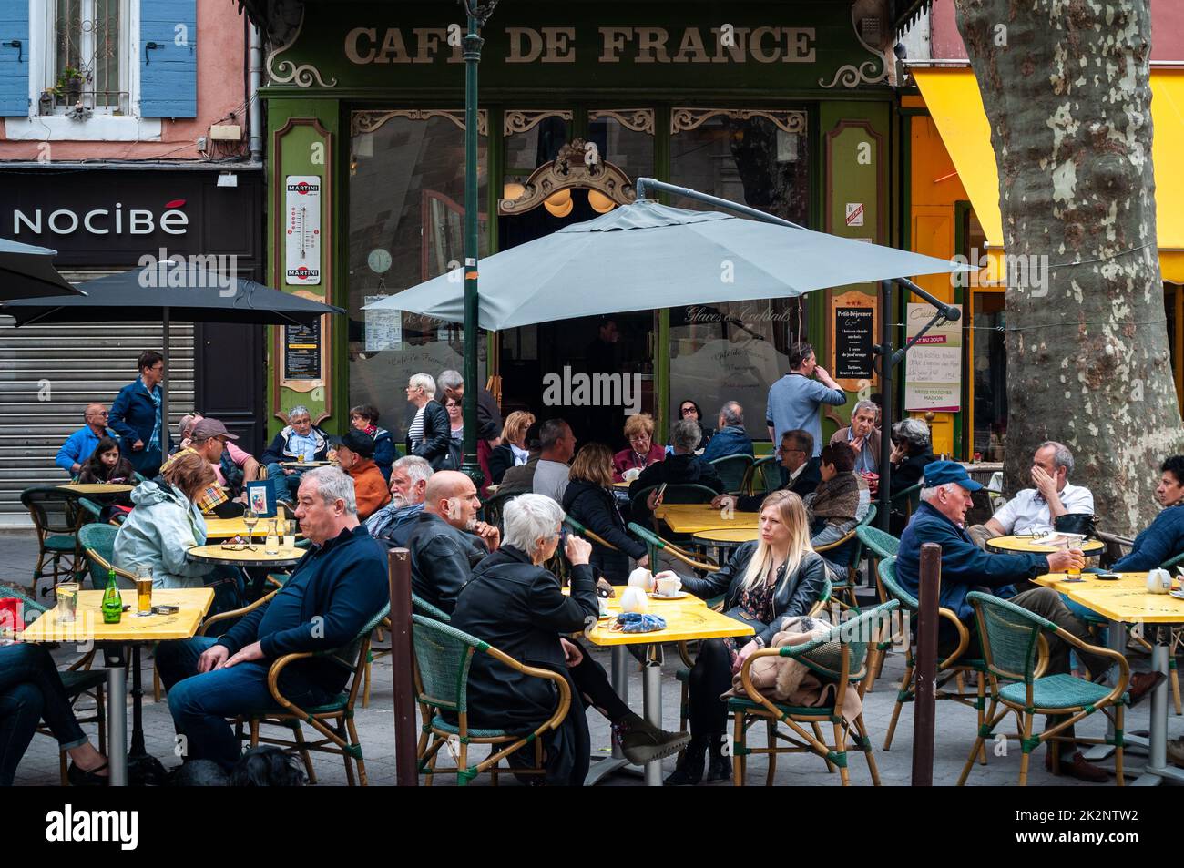 Bar francese terrazza, l'ISLE SUR LA SORGUE, FRANCE Cafe de France a Place de la Liberte, Provenza, Luberon, Francia . editoriale . Foto Stock