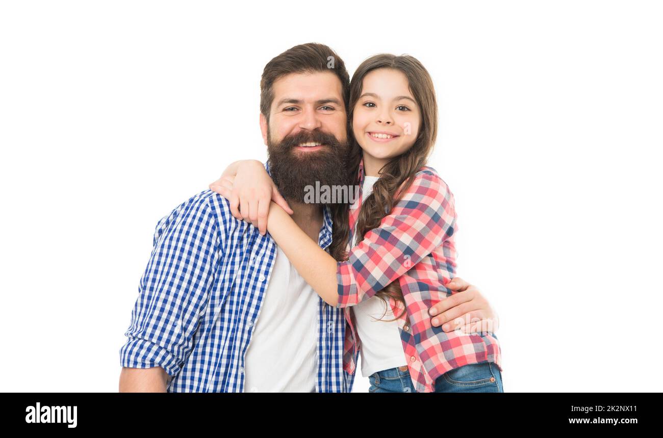 Prendendosi cura dei loro capelli. Padre e figlia in parrucchiere. Bambina con lunghi capelli brunette che abbraccia l'uomo bearded. Hippster con barba e baffi Foto Stock