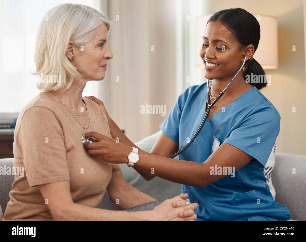 I medici migliori fanno le chiamate della casa. Shot di un medico che esamina una donna anziana con uno stetoscopio a casa. Foto Stock