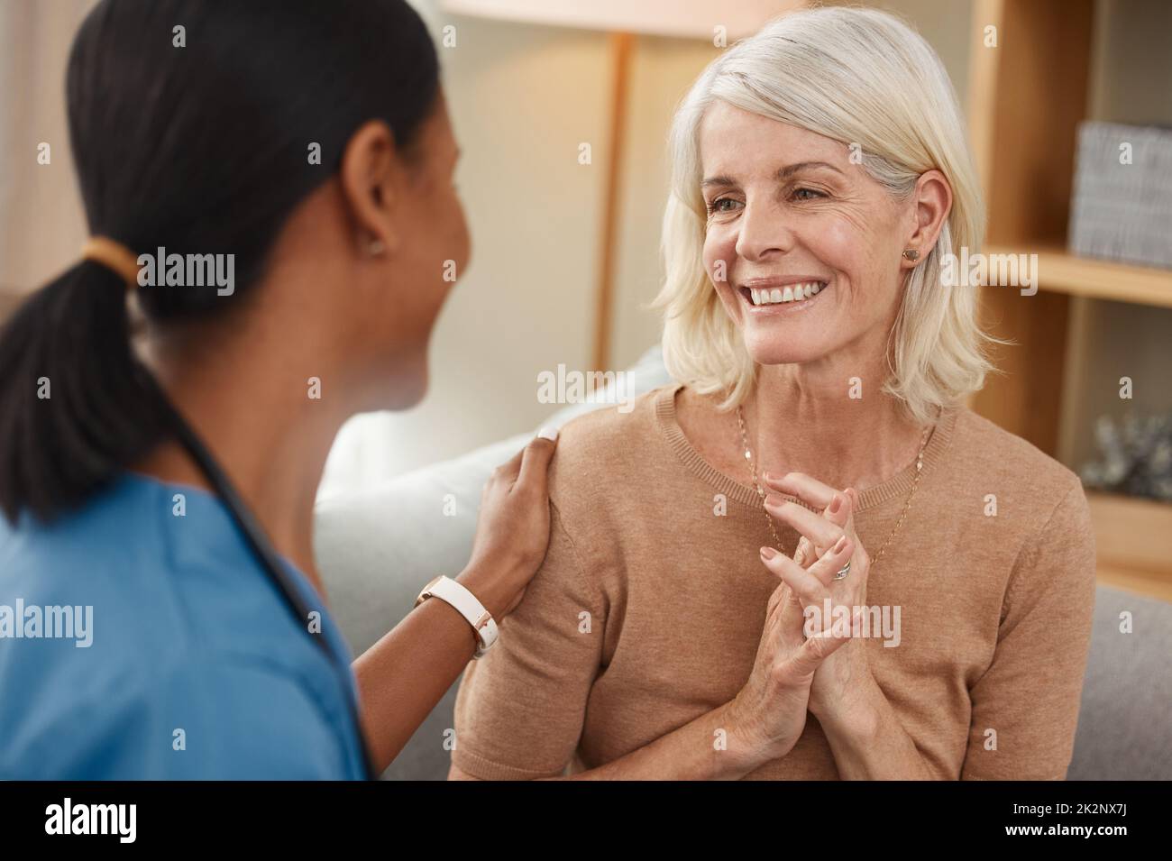 Vederti sano mi rende così felice. Shot di un medico che ha una consultazione con una donna anziana a casa. Foto Stock