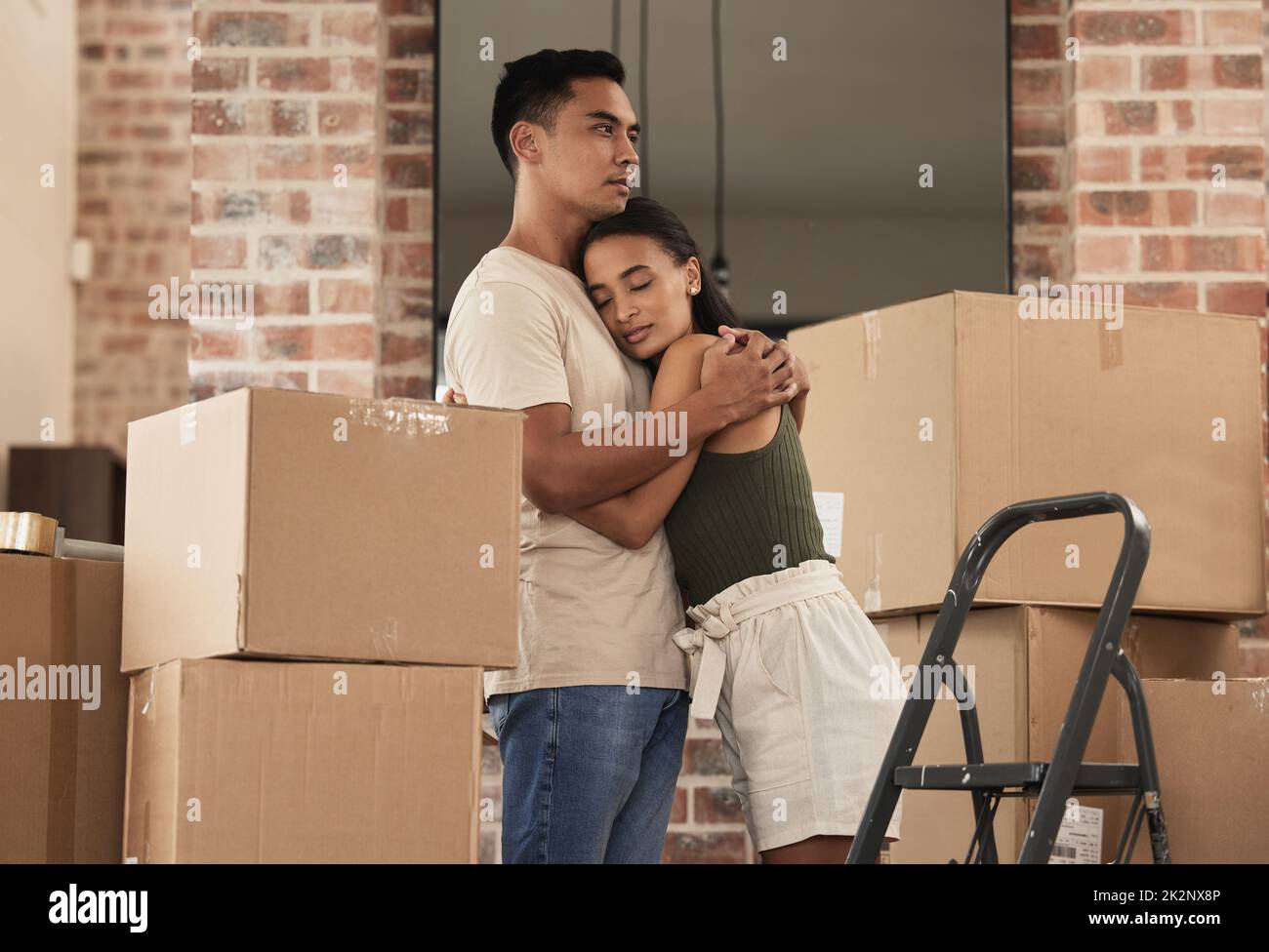 Lascia, stare insieme. Scatto di una giovane coppia che abbraccia la loro nuova casa. Foto Stock