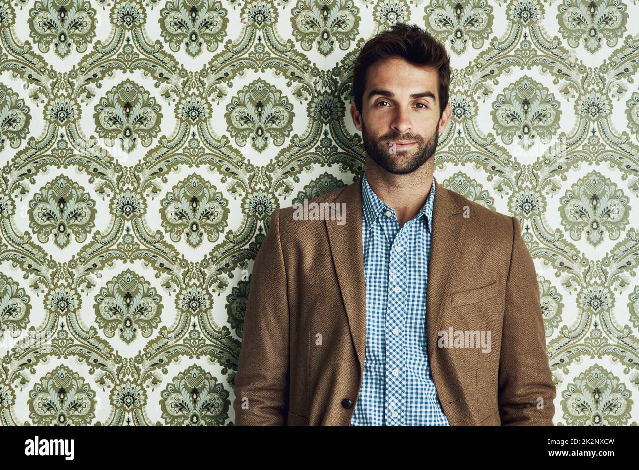 Su quel tipo macinatura. Studio ha girato un bel ragazzo vestito elegantemente. Foto Stock