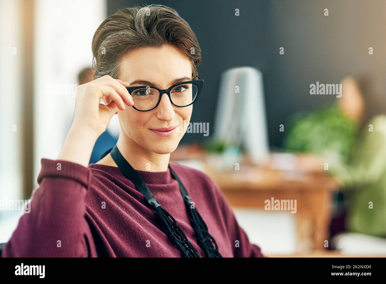 I perdenti abbandonano quando falliscono - i vincitori falliscono fino a quando non riescono. Ritratto di una giovane donna d'affari seduta in un ufficio moderno. Foto Stock