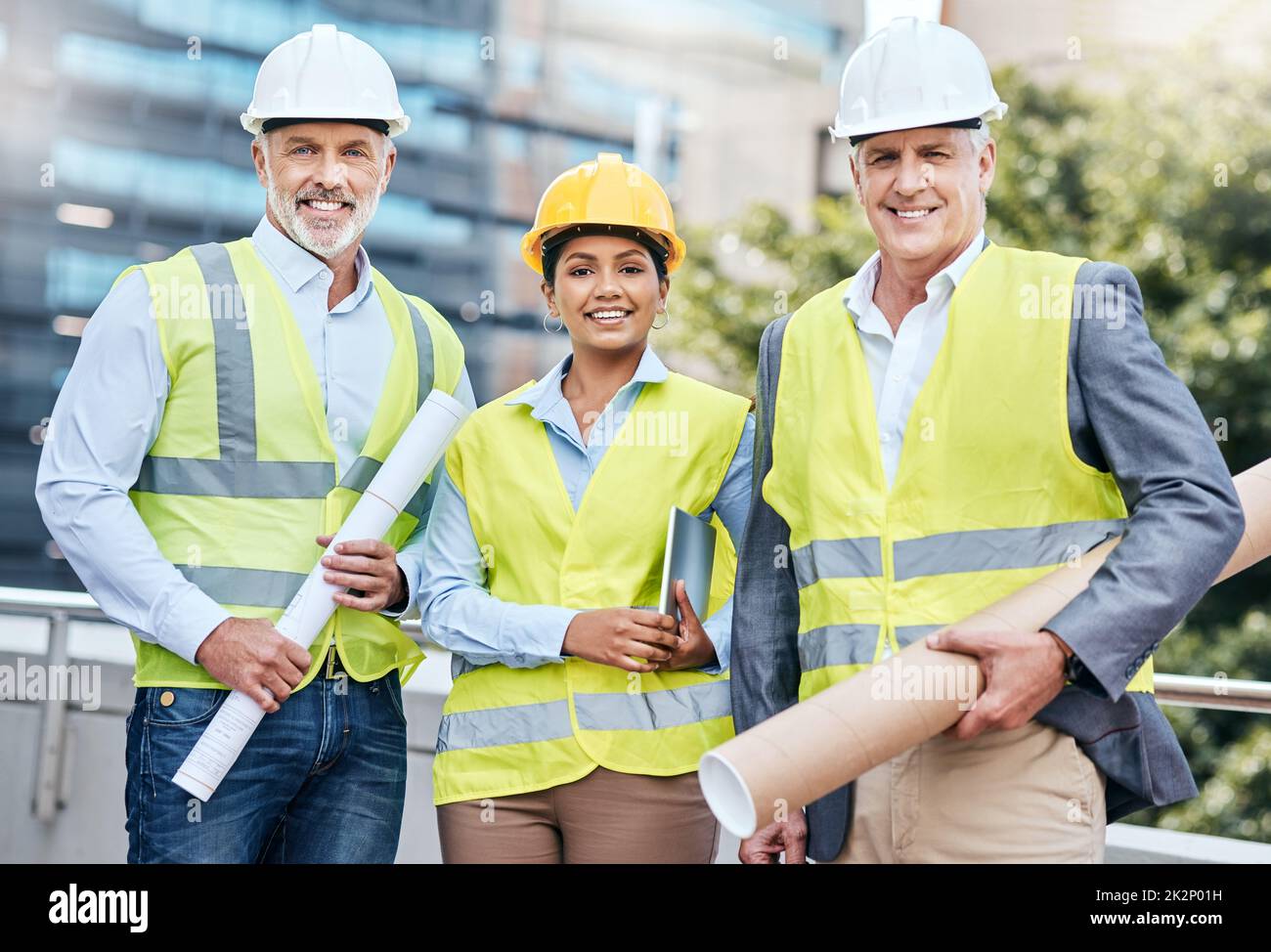 Lets get to work. Ritratto di un gruppo di uomini d'affari che lavorano in un cantiere. Foto Stock