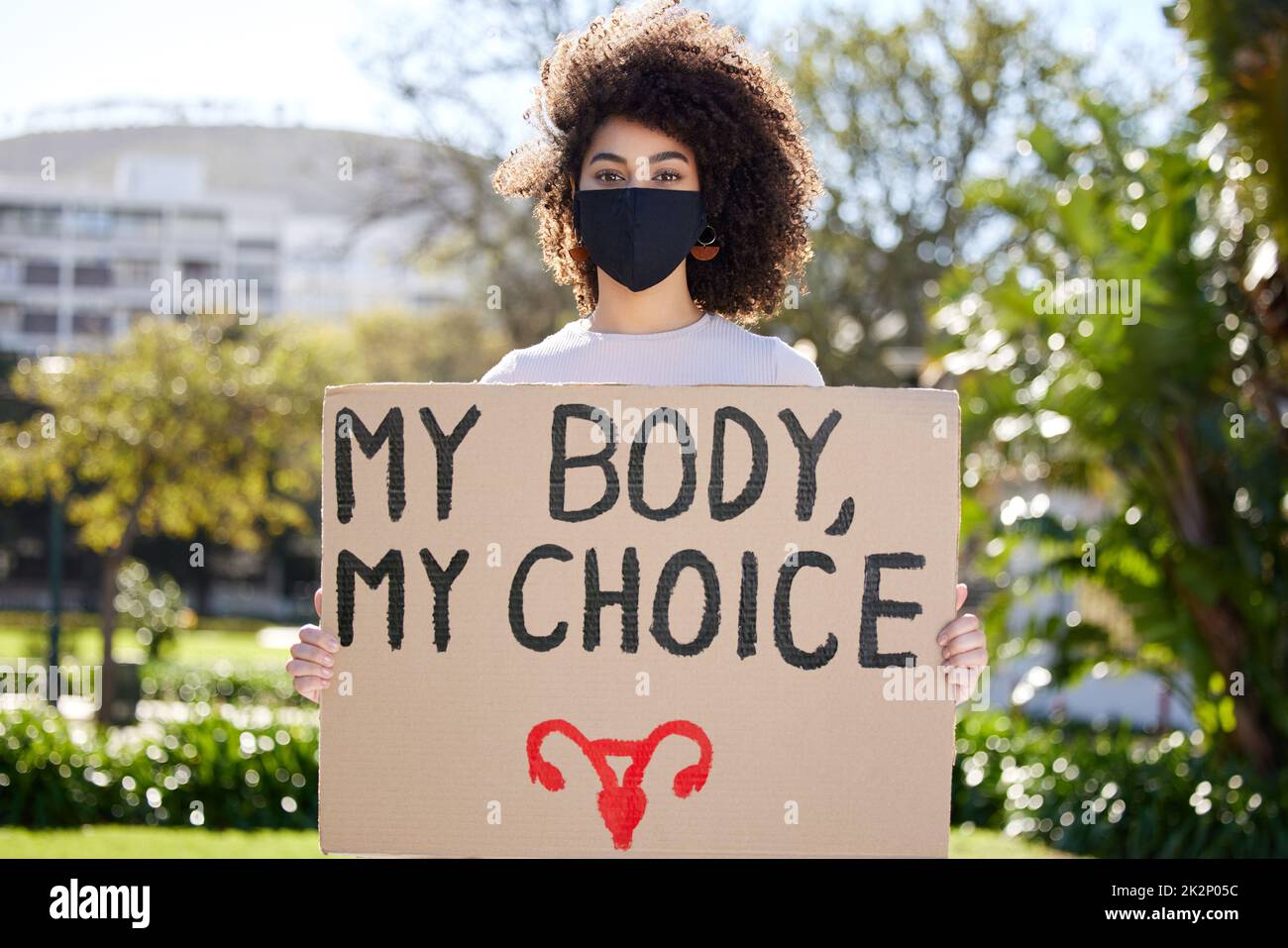 La protesta riguarda l'avvio del dialogo. Colpo di una donna irriconoscibile che protestava fuori nel parco. Foto Stock