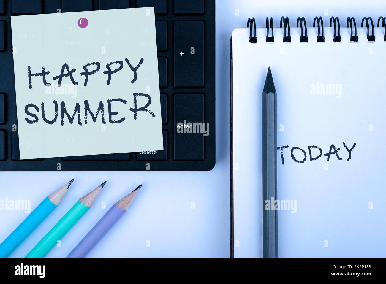 Cartello con la scritta Happy Summer. Internet concetto spiagge Sunshine relax caldo Sunny Season Solstice computer tastiera e Symbol.Information Media per la comunicazione. Foto Stock