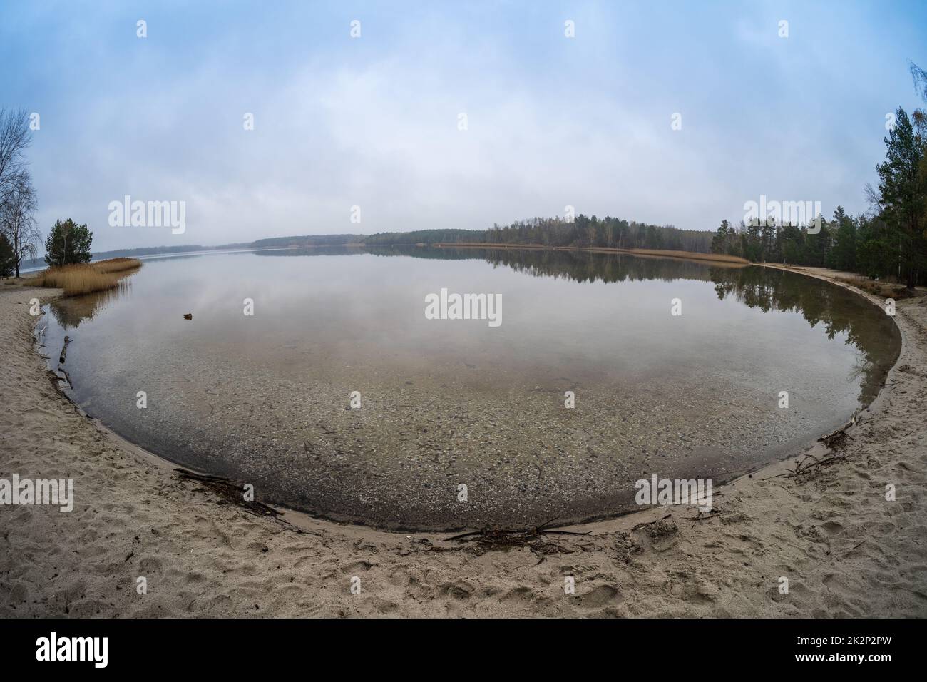 Paesaggio naturale. Lago Senftenberg in tempo nuvoloso. Obiettivo fisheye. Stato federale di Brandeburgo. Germania. Foto Stock