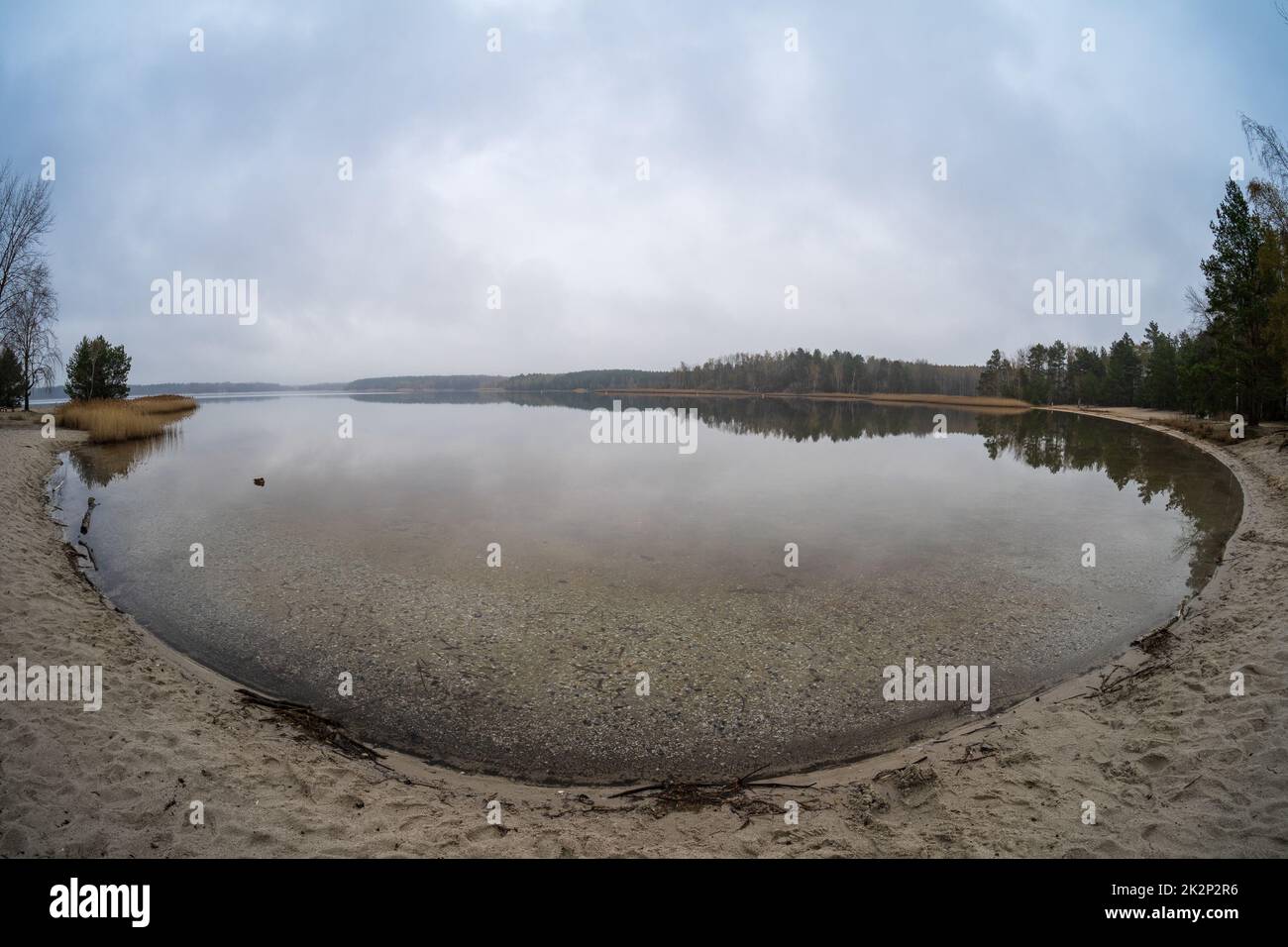 Paesaggio naturale. Lago Senftenberg in tempo nuvoloso. Obiettivo fisheye. Stato federale di Brandeburgo. Germania. Foto Stock