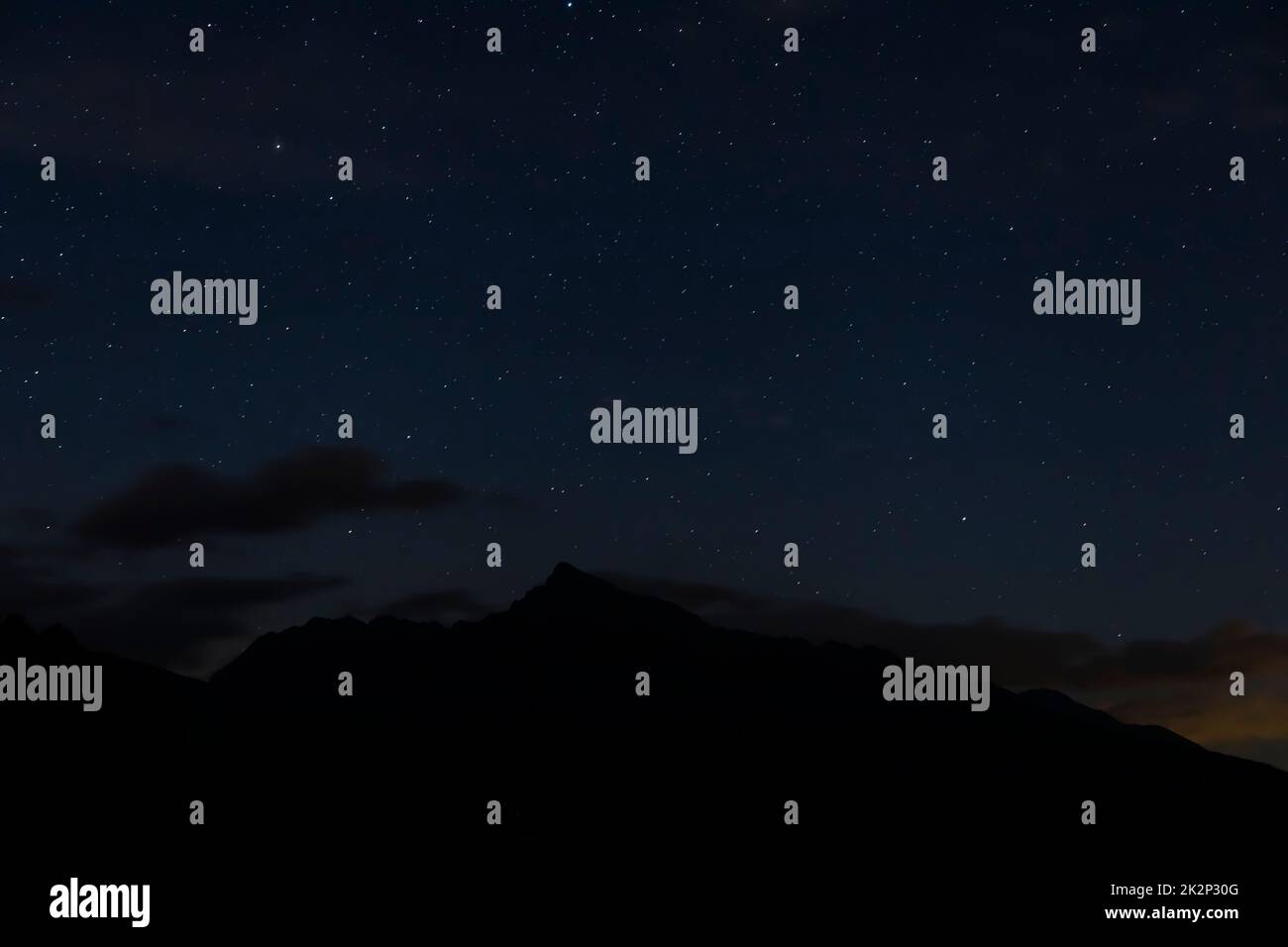 Cielo notturno con Krivan, Alta Tatra, Slovacchia Foto Stock