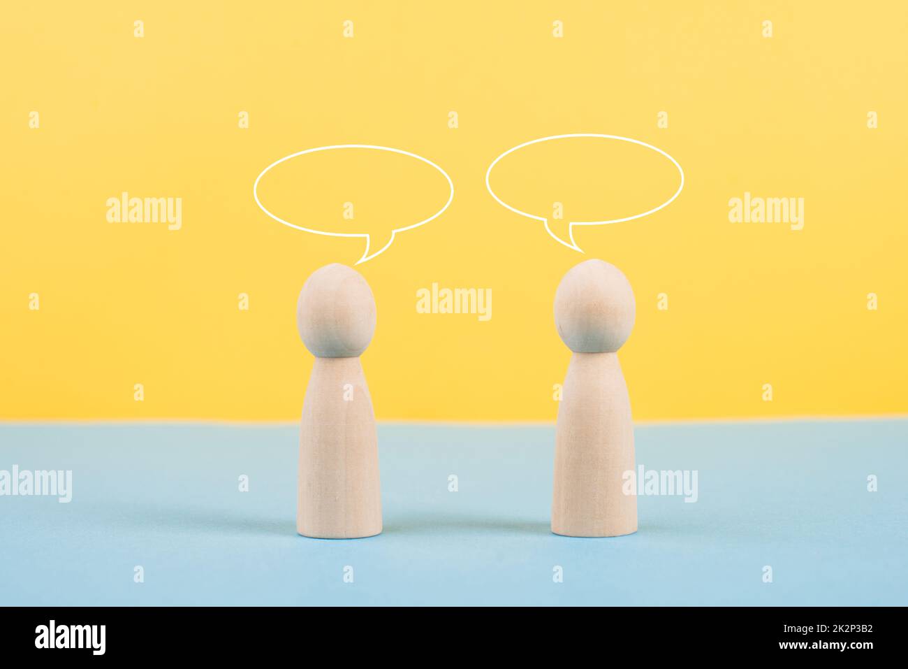 Due persone che parlano insieme, vuoto bolle di discorso, avere una conversazione, networking e concetto di lavoro di squadra, questione sociale Foto Stock