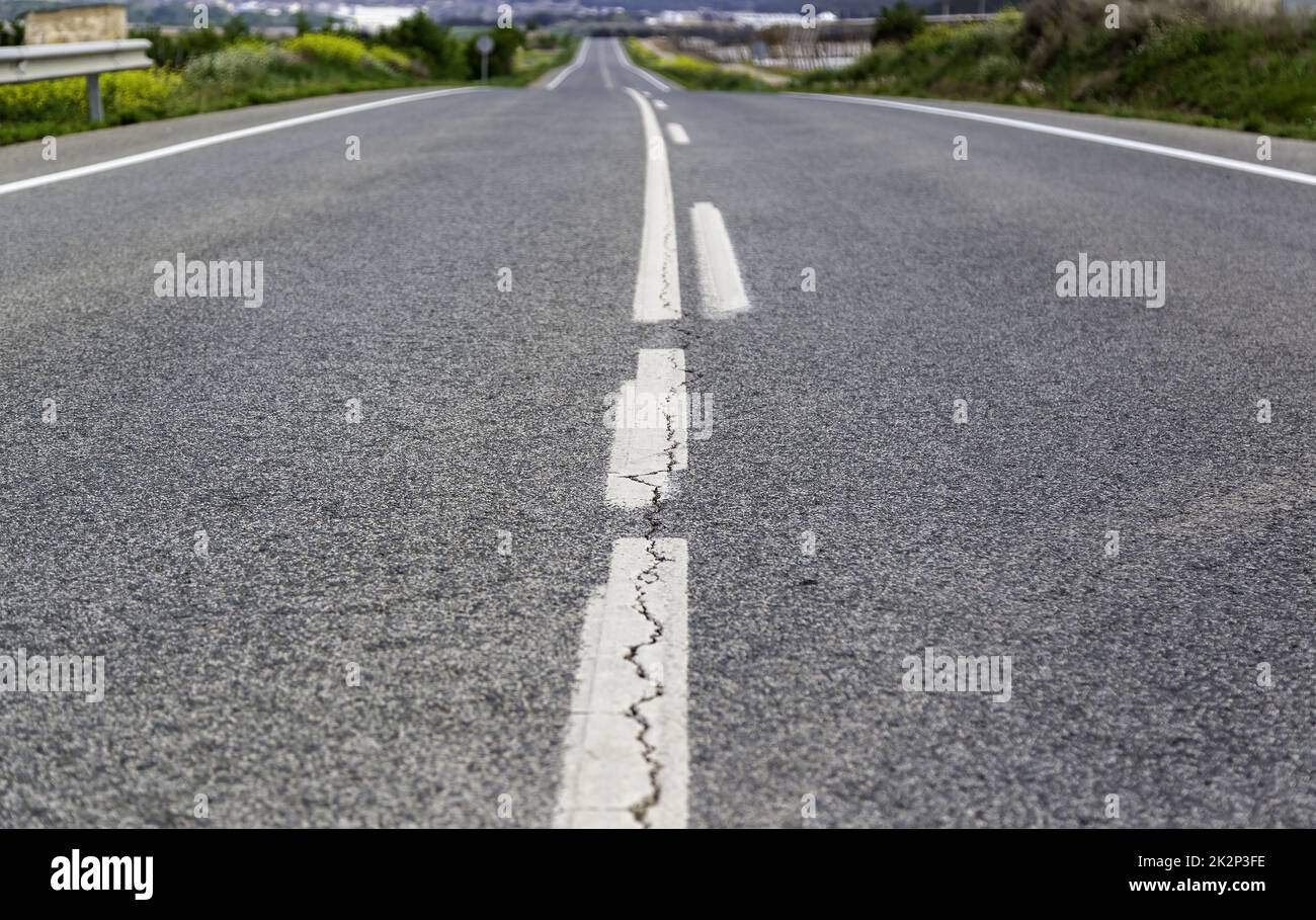 Linee tratteggiate sull'asfalto Foto Stock