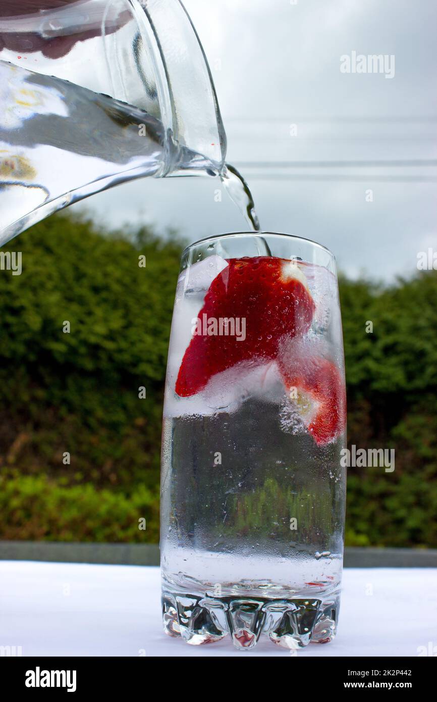 Bevanda alla fragola in una caraffa Foto Stock