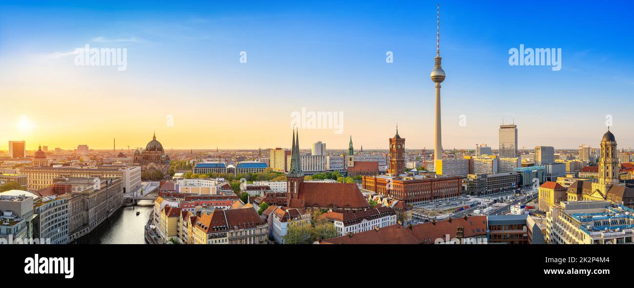 vista panoramica sullo skyline di berlino durante il tramonto, germania Foto Stock