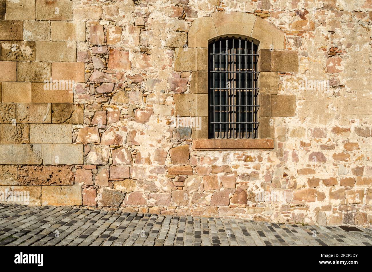 Finestra e muro di pietra particolare Foto Stock
