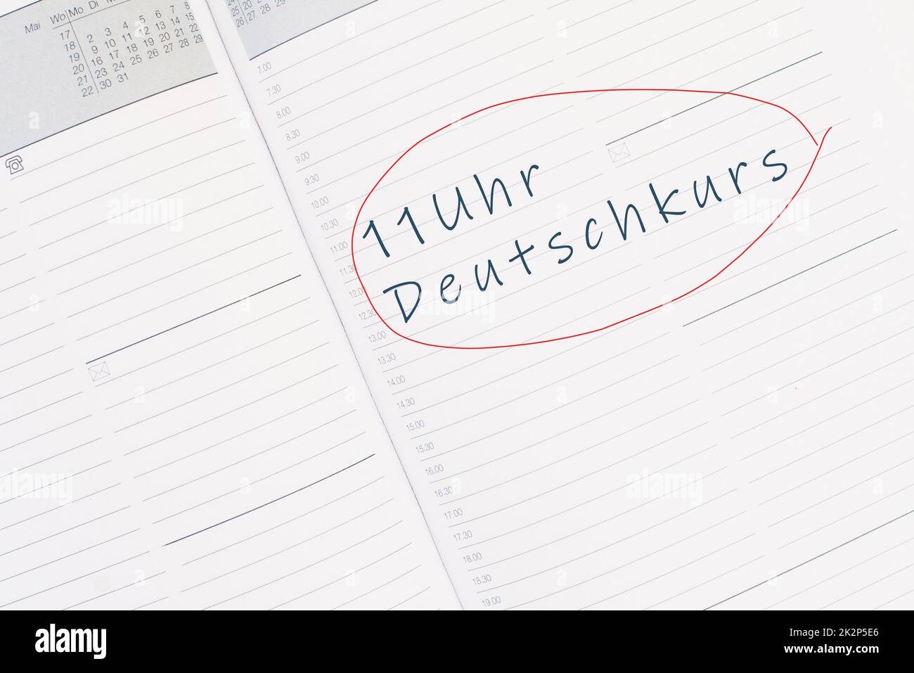 Le parole corso di tedesco alle 11 Oâ´clock stanno in lingua tedesca nel calendario, l'istruzione e il concetto di integrazione Foto Stock
