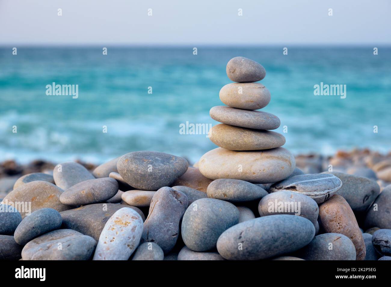 Zen pietre equilibrata pila sulla spiaggia Foto Stock