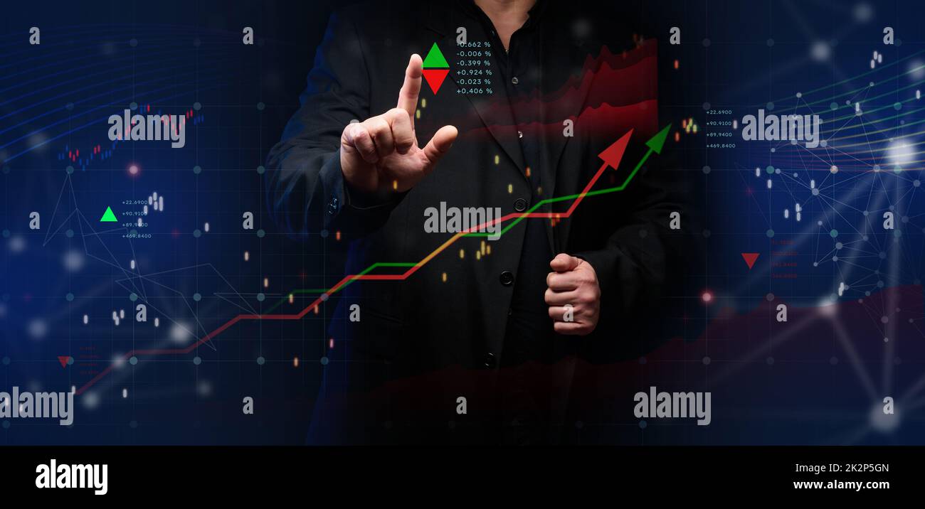 Grafico della crescita dei prezzi e indicatori. Analisi di indicatori su uno schermo virtuale da parte di un uomo d'affari in un vestito. Foto Stock