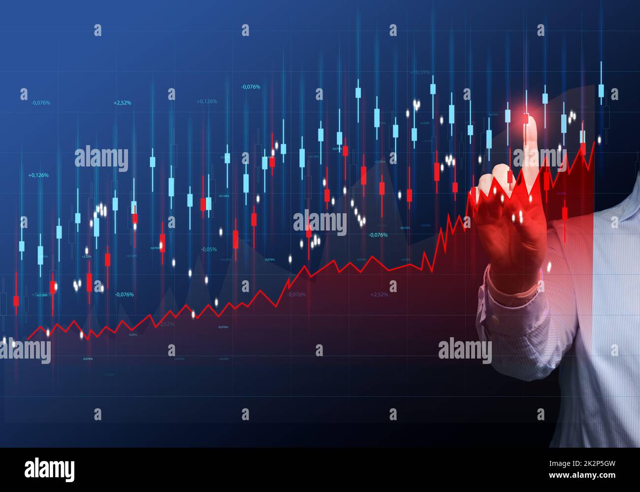 Grafico della crescita dei prezzi e degli indicatori. Analisi di indicatori su uno schermo virtuale da parte di un uomo d'affari in tuta. Crescita degli indicatori di business, alto profitto Foto Stock
